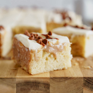 cinnamon roll poke cake