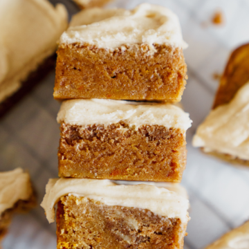 Pumpkin Cinnamon Roll Blondies