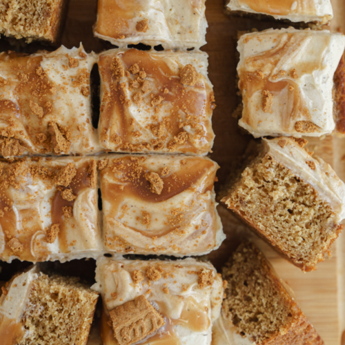 caramel biscoff cake