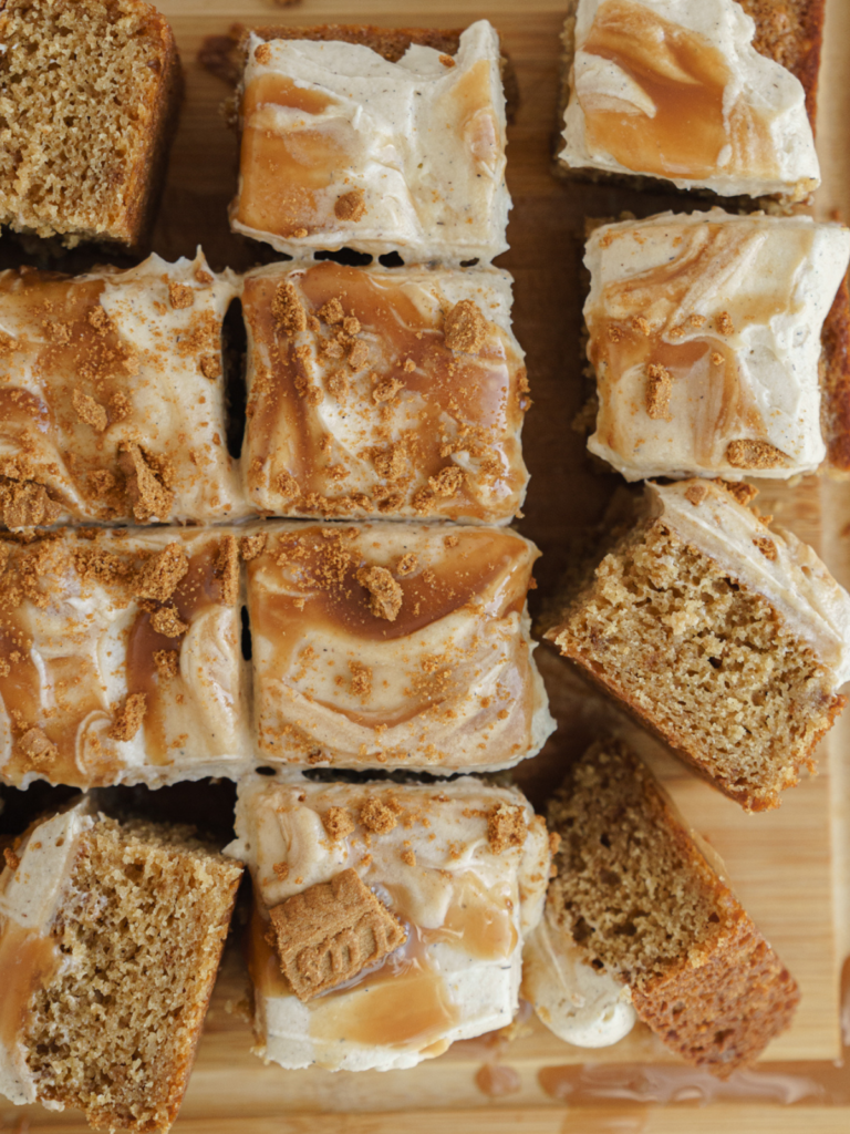 caramel biscoff cake